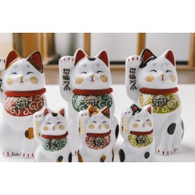 Maneki Neko sorridente che porterà una grande fortuna