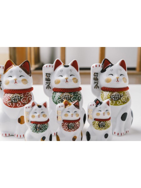 Maneki Neko sorridente che porterà una grande fortuna